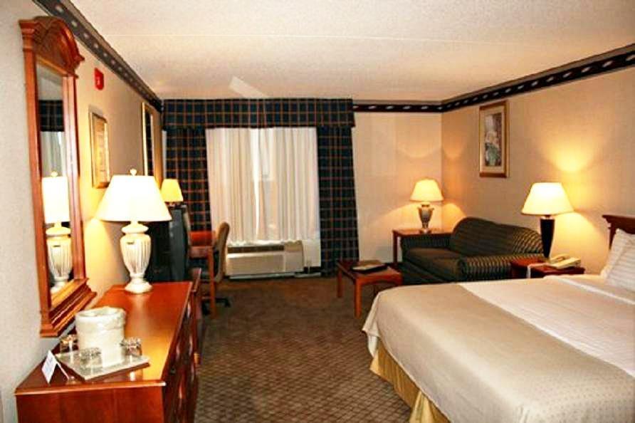 The Plaza Hotel & Suites Winona Restaurant photo
