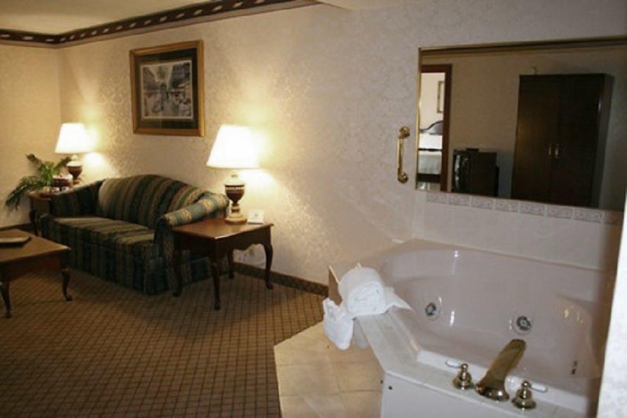 The Plaza Hotel & Suites Winona Room photo