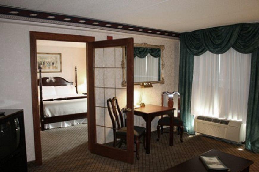 The Plaza Hotel & Suites Winona Room photo