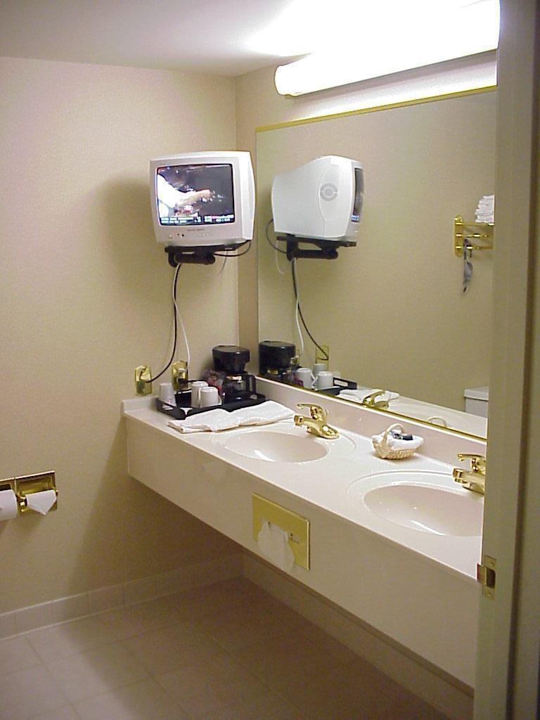 The Plaza Hotel & Suites Winona Room photo
