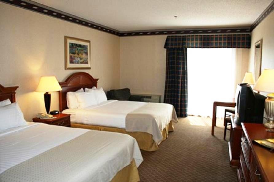 The Plaza Hotel & Suites Winona Room photo